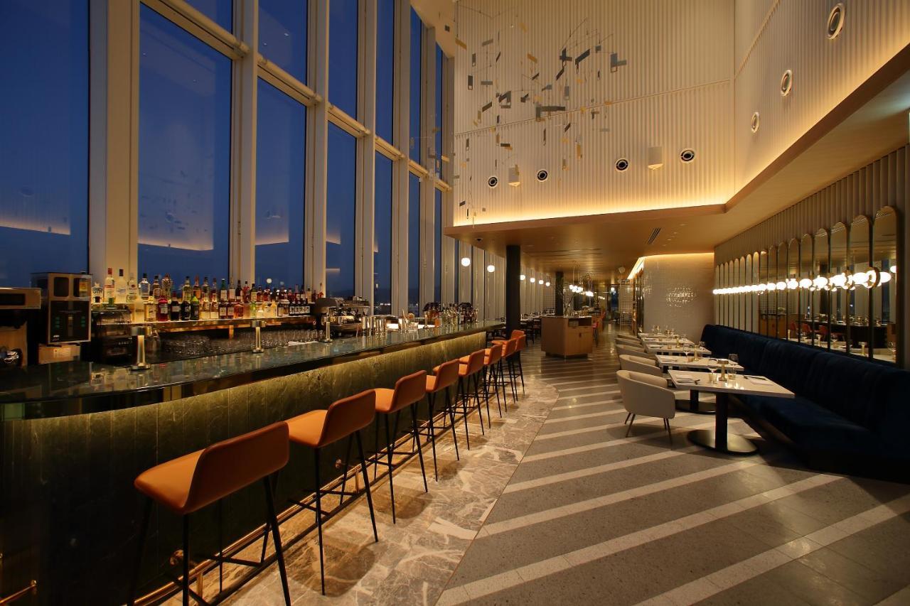 Miyako Hotel Hakata Fukuoka  Ngoại thất bức ảnh The bar at the 39th floor