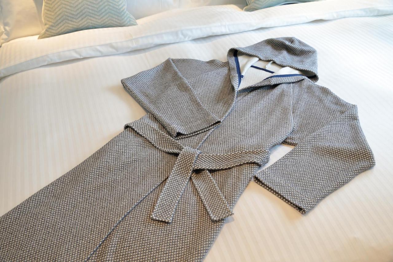 Miyako Hotel Hakata Fukuoka  Ngoại thất bức ảnh A bathrobe